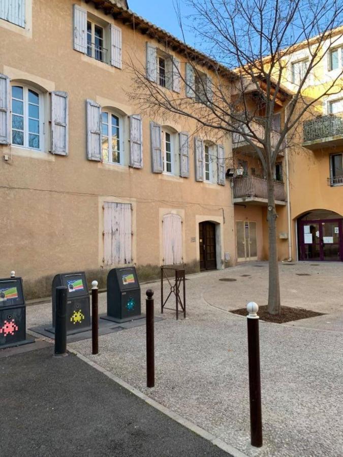 Studio Au Calme Dans Le Centre-Ville Historique LʼIsle-sur-la-Sorgue Buitenkant foto