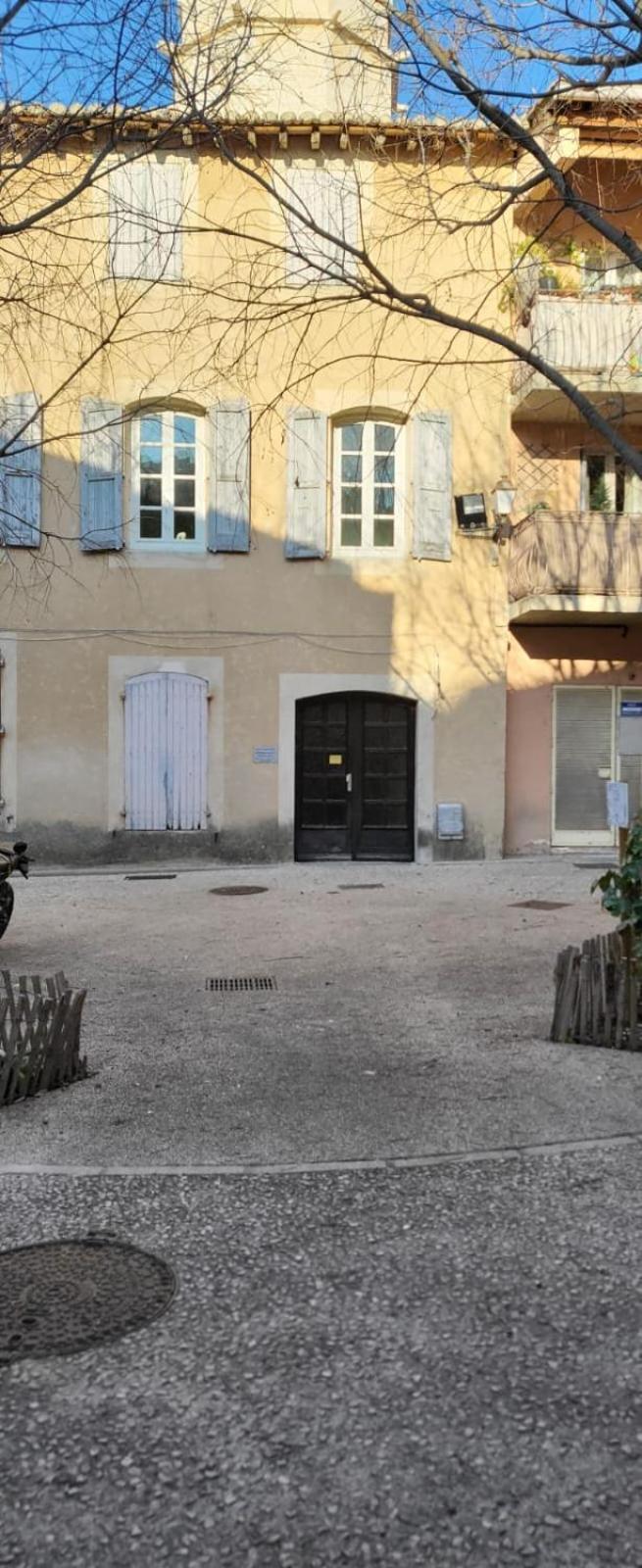 Studio Au Calme Dans Le Centre-Ville Historique LʼIsle-sur-la-Sorgue Buitenkant foto